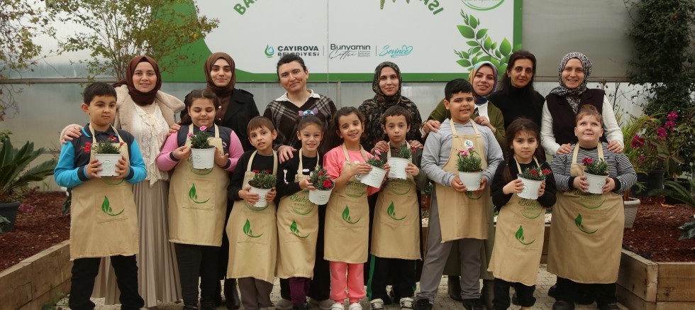 Bahçem Çayırova’da İlkokulu minikleri karanfil dikti