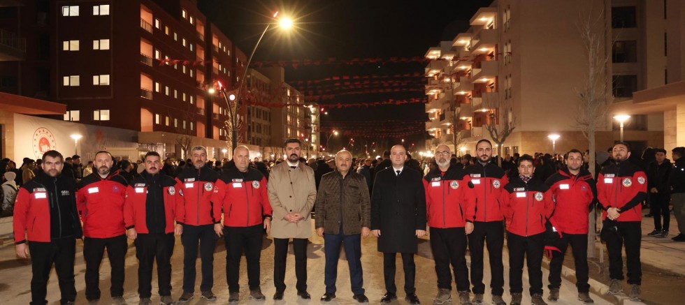 Başkan Büyükgöz, deprem şehitlerini anma programına katıldı. 