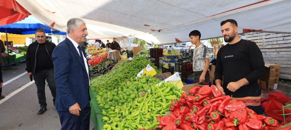 BAŞKAN ÖMEROĞLU PAZAR ESNAF VIE VATANDAŞLARLA BULUŞTU