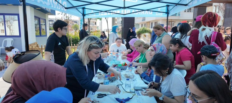 'Bir Durak Bir Mutluluk’ otobüsü Darıcalı çocukların yüzünü güldürdü