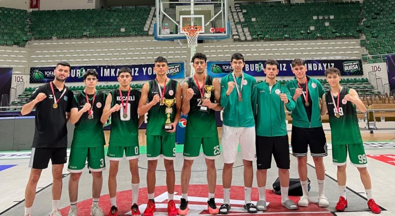 Çayırova’nın genç basketbolcuları Marmara bölge şampiyonu oldu