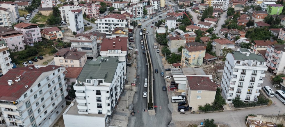  Çayırova Uğur Mumcu Caddesi’ni yeniliyor;