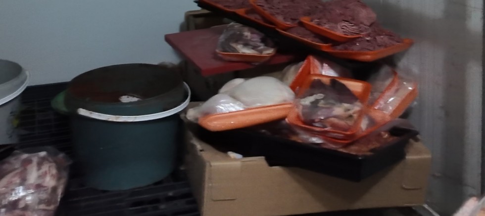 Çayırova Zabıta, halka kokuşmuş ve çürümüş et satan kasabı kapattı
