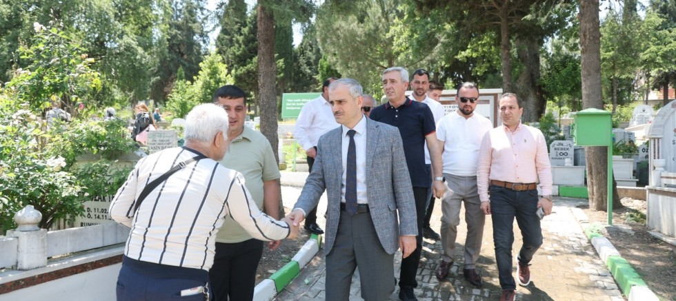 Çiftçi, kabir ziyareti yapan Çayırovalıları yalnız bırakmadı