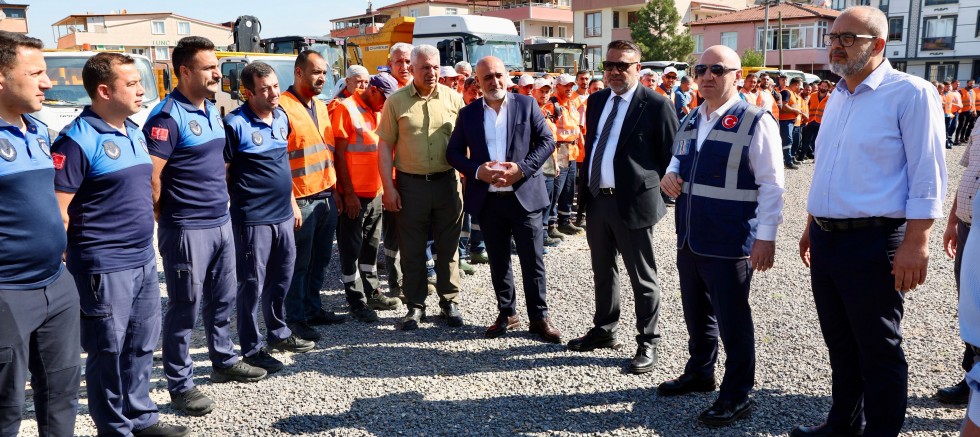 DARICA BELEDİYESİ, MAHALLELERİ BAŞTAN SONA ELDEN GEÇİREREK TEMİZLİYOR