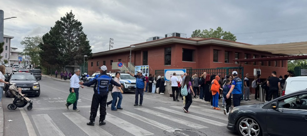 Ders zili çaldı, zabıta okul önlerinde tedbir aldı