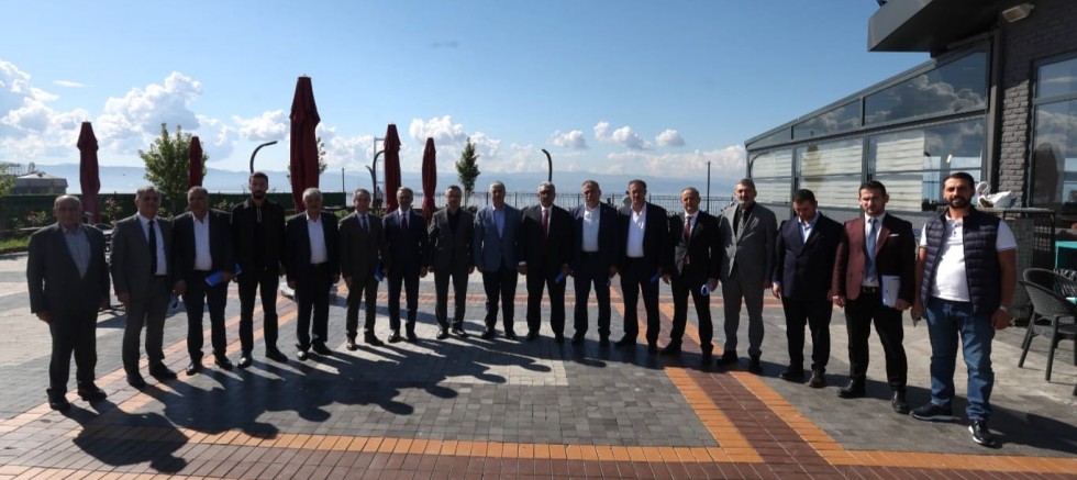 Dilovası Belediye Başkanı Ramazan Ömeroğlu muhtarlar dinledi