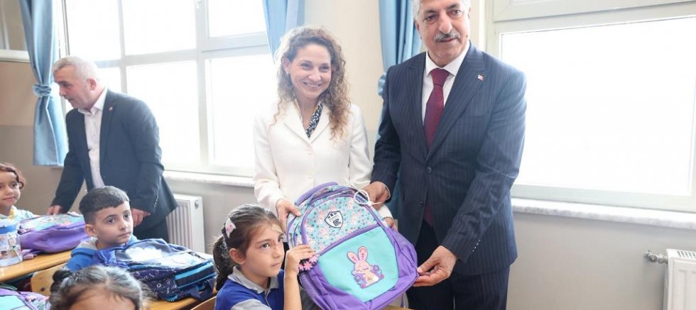 DİLOVASI’NDA EĞİTİME GÜÇLÜ DESTEK  BİRİNCİ SINIF ÖĞRENCİLERİNE ÇANTA VE KIRTASİYE DESTEĞİ
