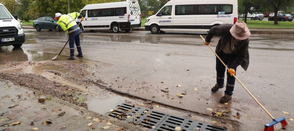Fen işleri ekiplerinden yoğun yağmur mesaisi