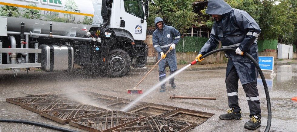 Gebze Belediyesi Ekiplerinden Sağanak Mesaisi