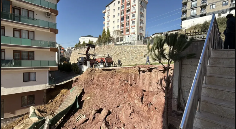 Gebze’de Hafriyat Çalışmasının Yan tarafındaki Binanın Merdiveni Yıkıldı