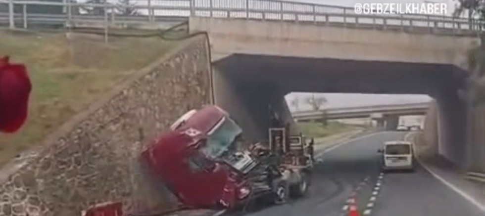 Gebze E-5’ten Çayırova Şekerpınar’a bağlantı yolunda kaza meydana geldi.