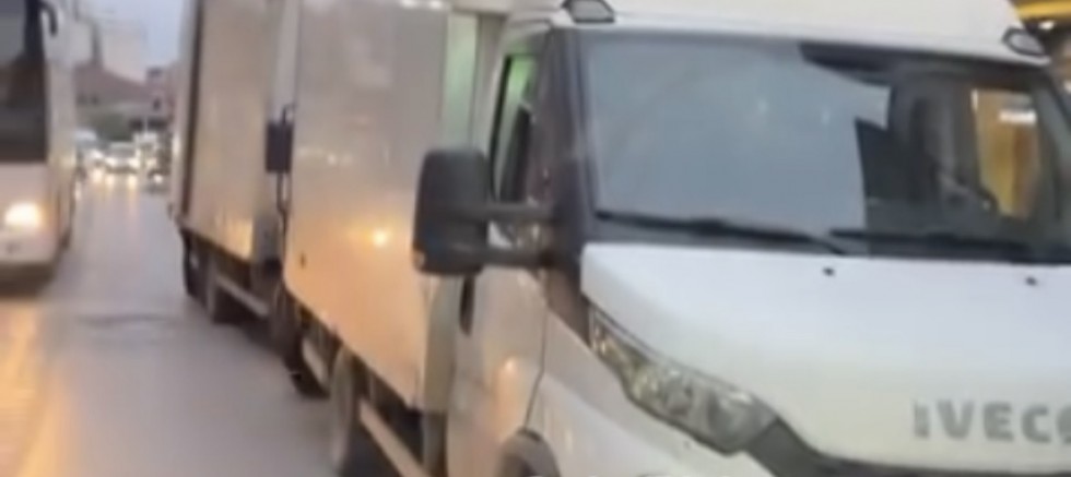 Gebze İbrahim Ağa Caddesinde yola park eden araçlar