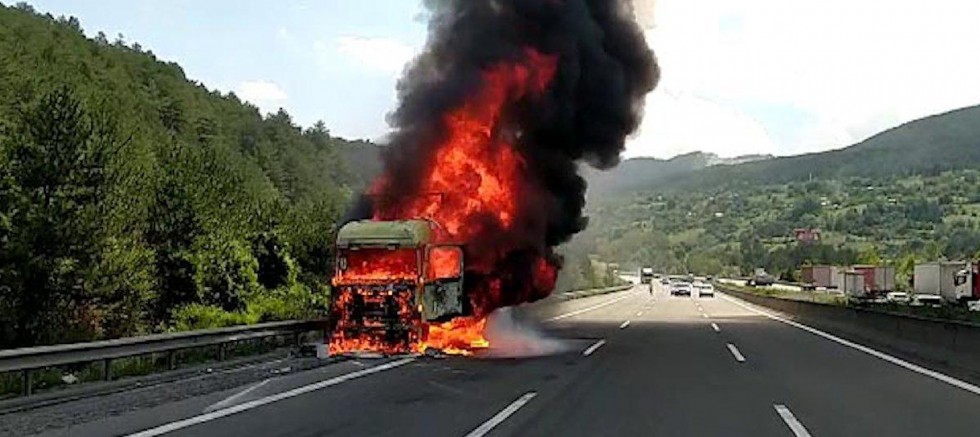 Gebze-İstanbul Otoyolu’nda TIR Yangını! 