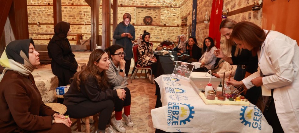 Gesmek Kursiyerlerinden Tarihi Su Dolabında Ebru Etkinliği