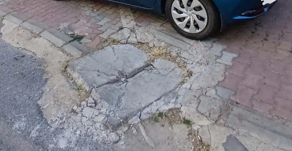 Güzeller Mahallesi’nde kırılmak üzere olan logar kapağı tehlike saçıyor