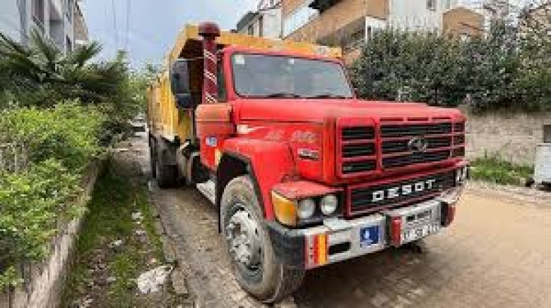 Kamyon, kaldırımdaki yayaya çarparak öldürdü