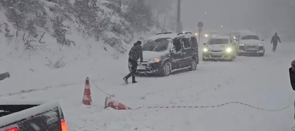 Kartepe yolu kapandı, araçlar mahsur kaldı