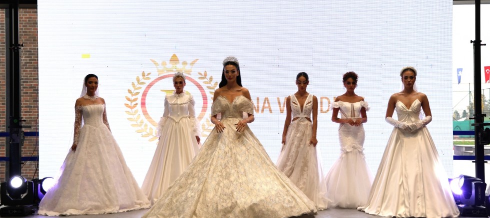 Kocaeli Evlilik Fuarı'nda gelinlik defilesi büyüledi