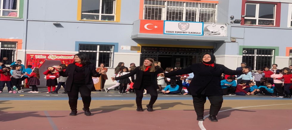 Gebze Eşrefbey İlköğretim okulunda 24 Kasım Öğretmenler günü coşkuyla kutlandı