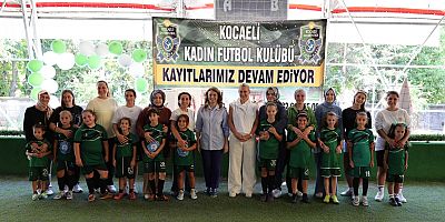 Abiş, minik sporcular ve anneleriyle sahada buluştu