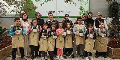 Bahçem Çayırova’da İlkokulu minikleri karanfil dikti