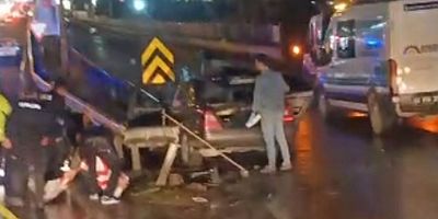 Bariyerlere saplanan aracın şoförü hayatını kaybetti