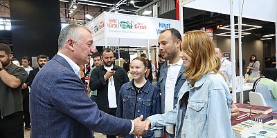 Başkan Büyükakın fuarı gezdi kitap severler ile sohbet etti