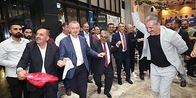 Başkan Büyükakın, Vanlıların halayına katıldı:  “Biz birlikte Türkiye’yiz”