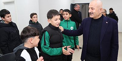 BAŞKAN BÜYÜKGÖZ BEYLİKBAĞISPOR'UN GENÇ FUTBOLCULARIYLA BULUŞTU
