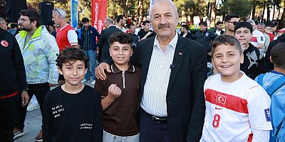 Bizim Çocuklar’ın Maçı Kent Meydanı’nda İzlendi