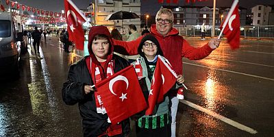 Büyükşehir’den milli maça binlerce bayrakla destek