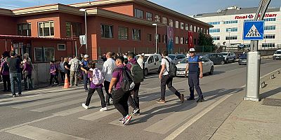 Büyükşehir Zabıtası öğrencilere kol kanat gerdi