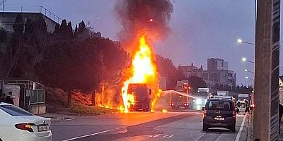 Çayırova ilçesi Taysad OSB’de park halindeki TIR cayır cayır yandı