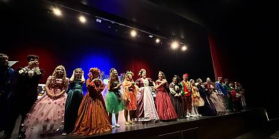 Çayırovalı genç tiyatrocuların performansı büyük alkış aldı