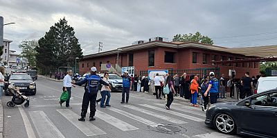 Ders zili çaldı, zabıta okul önlerinde tedbir aldı
