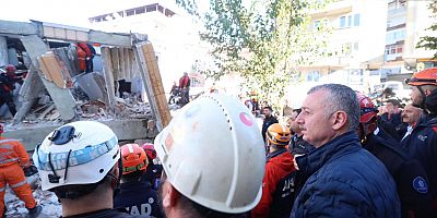 Ekipler enkazdan gelen  sese ulaşmaya çalışıyor