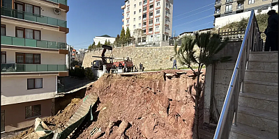 Gebze’de Hafriyat Çalışmasının Yan tarafındaki Binanın Merdiveni Yıkıldı