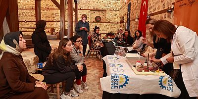 Gesmek Kursiyerlerinden Tarihi Su Dolabında Ebru Etkinliği