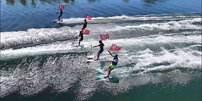 Suda akrobasi şovu nefesleri kesti