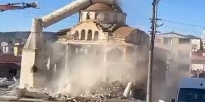 Yeni Çeşme Camii yıkımı gerçekleştirildi