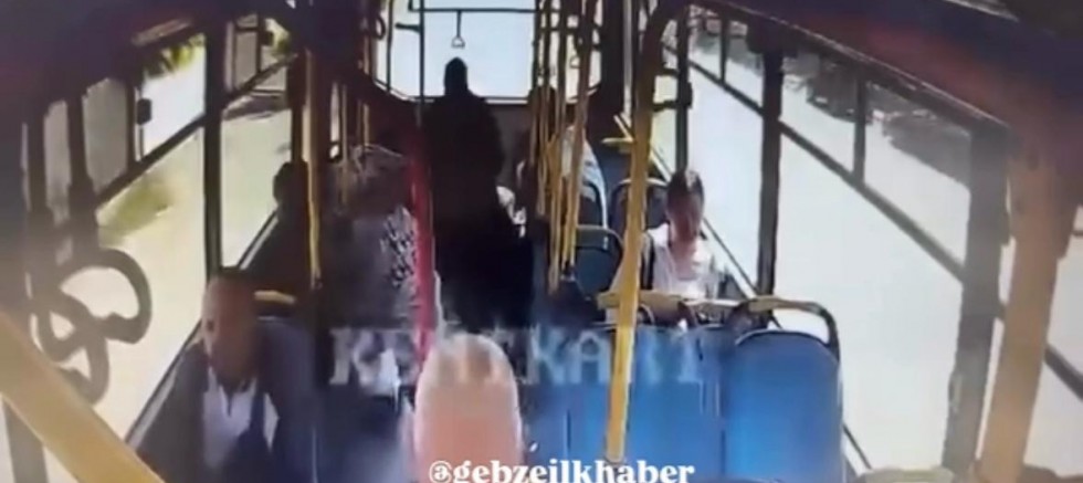 Yaşlı adamın telefonunu aldı