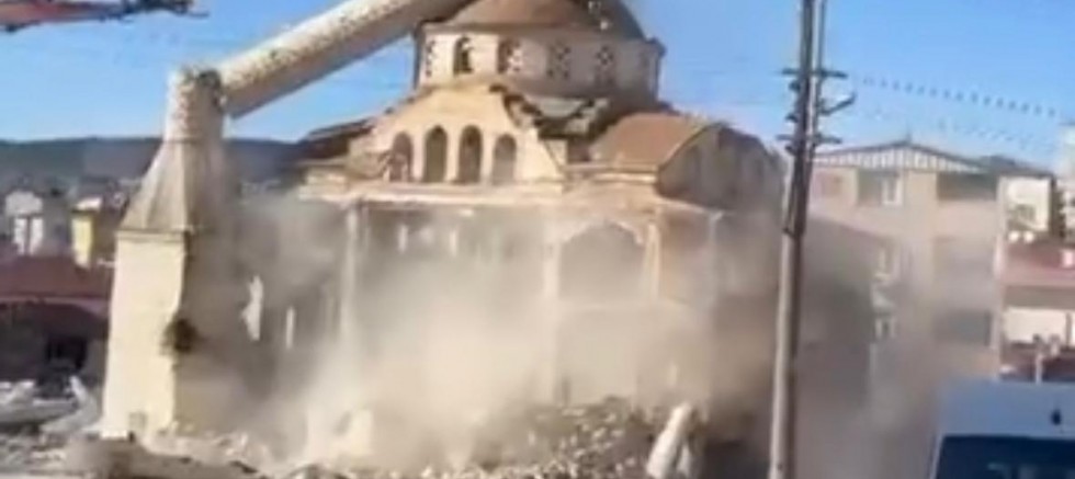 Yeni Çeşme Camii yıkımı gerçekleştirildi